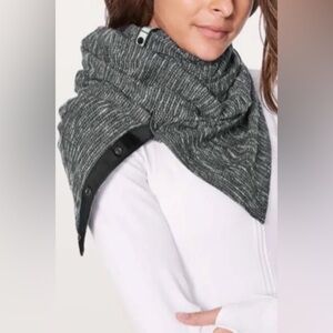 Lululemon Rulu Vinyasa Scarf black and white versatile infinity